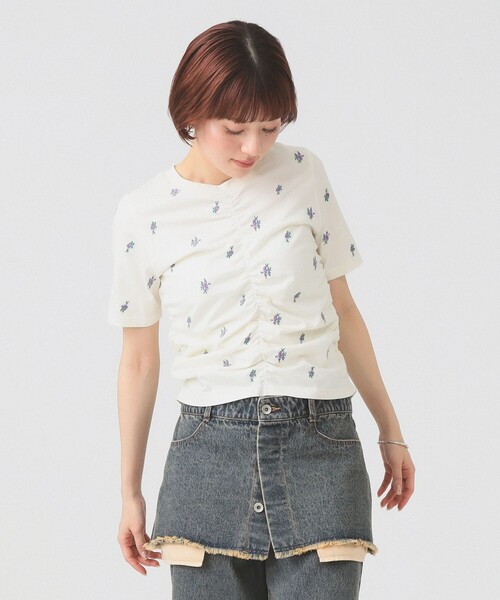 Ray BEAMS(レイビームス)の「フラワー 刺繍 シャーリング Tシャツ(Tシャツ/カットソー・レディース・ブラック/ホワイト系その他6・ONE SIZE)」の1枚目の写真