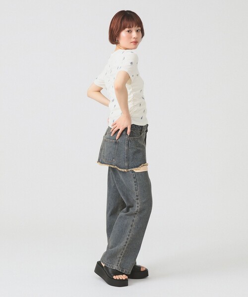 Ray BEAMS(レイビームス)の「フラワー 刺繍 シャーリング Tシャツ(Tシャツ/カットソー・レディース・ブラック/ホワイト系その他6・ONE SIZE)」の4枚目の写真