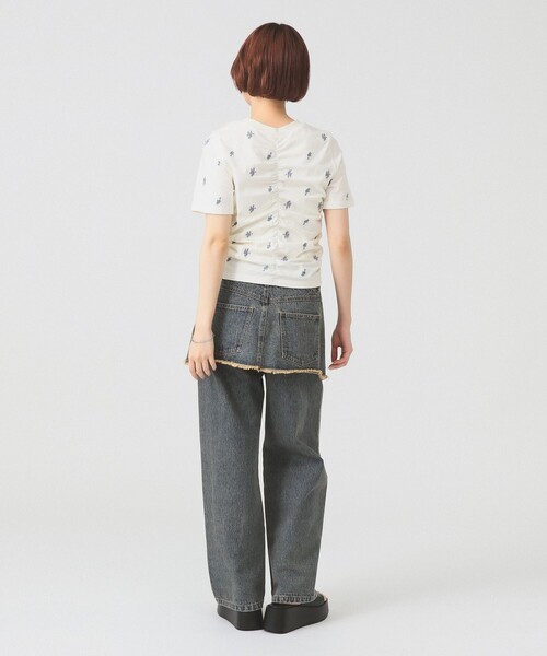 Ray BEAMS(レイビームス)の「フラワー 刺繍 シャーリング Tシャツ(Tシャツ/カットソー・レディース・ブラック/ホワイト系その他6・ONE SIZE)」の5枚目の写真