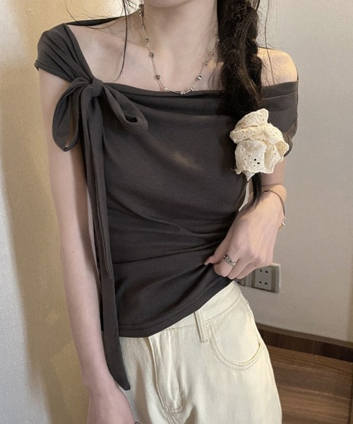 SallyLunn(サリーラン)の「【トレンドライク】ワンショルダートップス(Tシャツ/カットソー・レディース・ホワイト/ブラック/アッシュブラウン・MEDIUM/LARGE)」の3枚目の写真