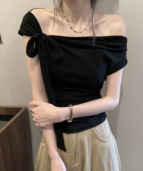 SallyLunn(サリーラン)の「【トレンドライク】ワンショルダートップス(Tシャツ/カットソー・レディース・ホワイト/ブラック/アッシュブラウン・MEDIUM/LARGE)」の4枚目の写真