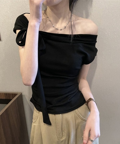 SallyLunn(サリーラン)の「【トレンドライク】ワンショルダートップス(Tシャツ/カットソー・レディース・ホワイト/ブラック/アッシュブラウン・MEDIUM/LARGE)」の5枚目の写真