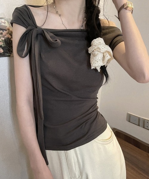 SallyLunn(サリーラン)の「【トレンドライク】ワンショルダートップス(Tシャツ/カットソー・レディース・ホワイト/ブラック/アッシュブラウン・MEDIUM/LARGE)」の7枚目の写真