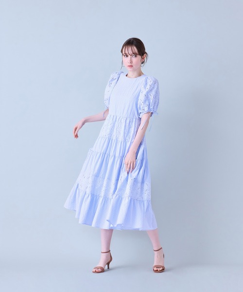 Audie a Muses(オーディアミューズ)の「フラワー刺繍ティアードワンピース(ワンピース・レディース・ブラック/ブルー・36/38/42)」の1枚目の写真