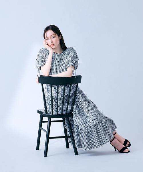 Audie a Muses(オーディアミューズ)の「フラワー刺繍ティアードワンピース(ワンピース・レディース・ブラック/ブルー・36/38/42)」の2枚目の写真