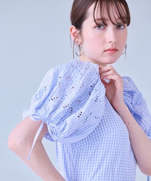 Audie a Muses(オーディアミューズ)の「フラワー刺繍ティアードワンピース(ワンピース・レディース・ブラック/ブルー・36/38/42)」の10枚目の写真