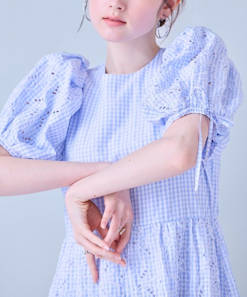 Audie a Muses(オーディアミューズ)の「フラワー刺繍ティアードワンピース(ワンピース・レディース・ブラック/ブルー・36/38/42)」の11枚目の写真