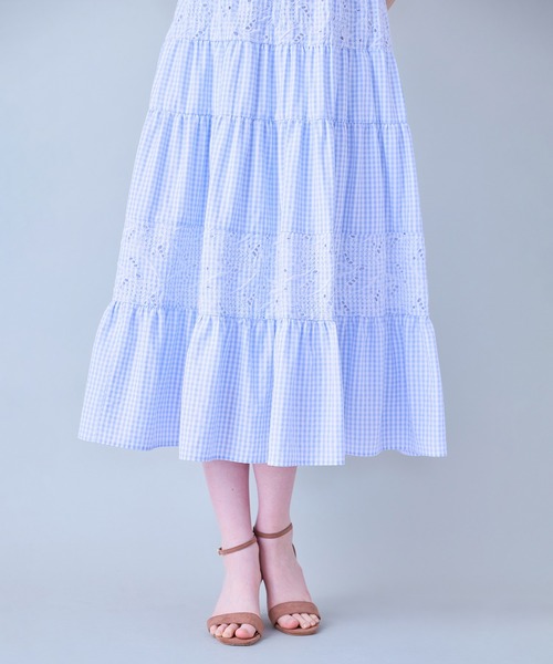 Audie a Muses(オーディアミューズ)の「フラワー刺繍ティアードワンピース(ワンピース・レディース・ブラック/ブルー・36/38/42)」の13枚目の写真