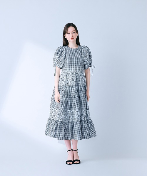 Audie a Muses(オーディアミューズ)の「フラワー刺繍ティアードワンピース(ワンピース・レディース・ブラック/ブルー・36/38/42)」の16枚目の写真