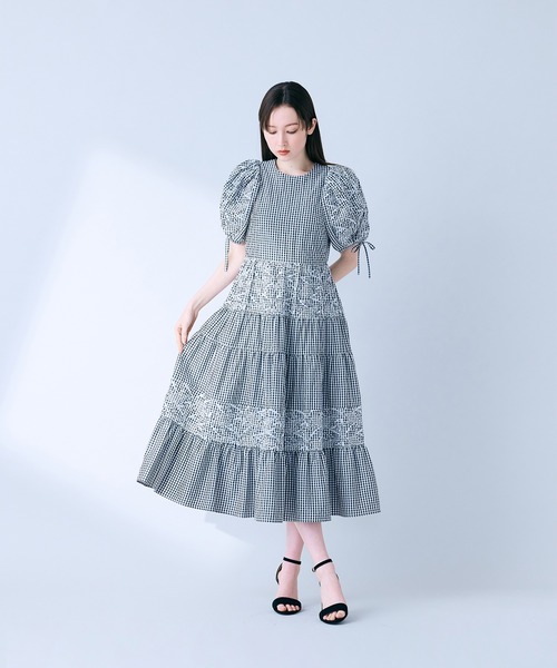 Audie a Muses(オーディアミューズ)の「フラワー刺繍ティアードワンピース(ワンピース・レディース・ブラック/ブルー・36/38/42)」の17枚目の写真