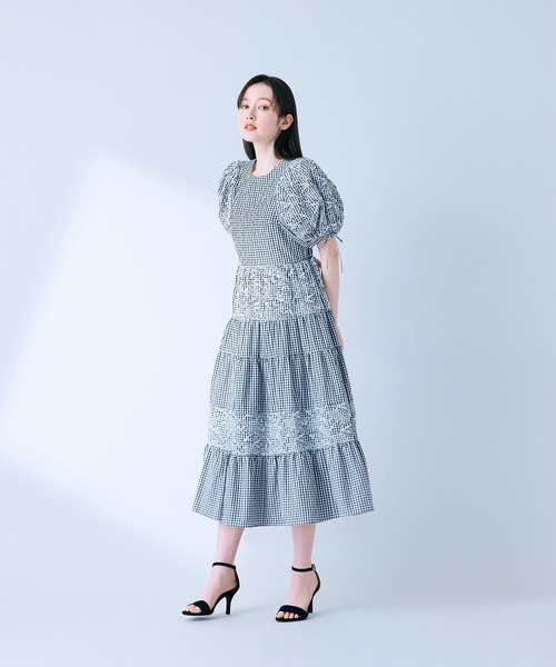 Audie a Muses(オーディアミューズ)の「フラワー刺繍ティアードワンピース(ワンピース・レディース・ブラック/ブルー・36/38/42)」の18枚目の写真