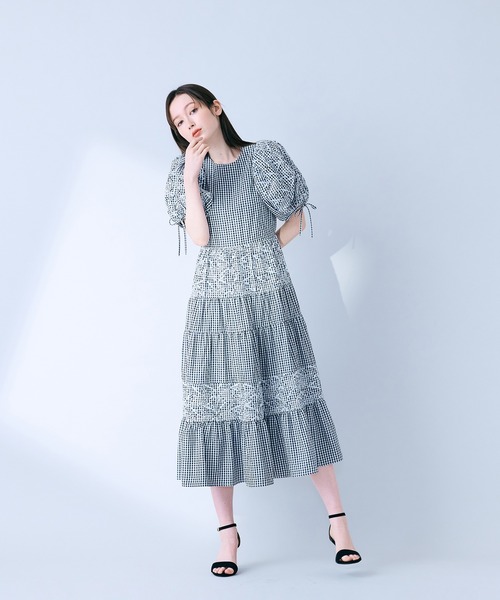 Audie a Muses(オーディアミューズ)の「フラワー刺繍ティアードワンピース(ワンピース・レディース・ブラック/ブルー・36/38/42)」の19枚目の写真