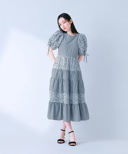 Audie a Muses(オーディアミューズ)の「フラワー刺繍ティアードワンピース(ワンピース・レディース・ブラック/ブルー・36/38/42)」の20枚目の写真