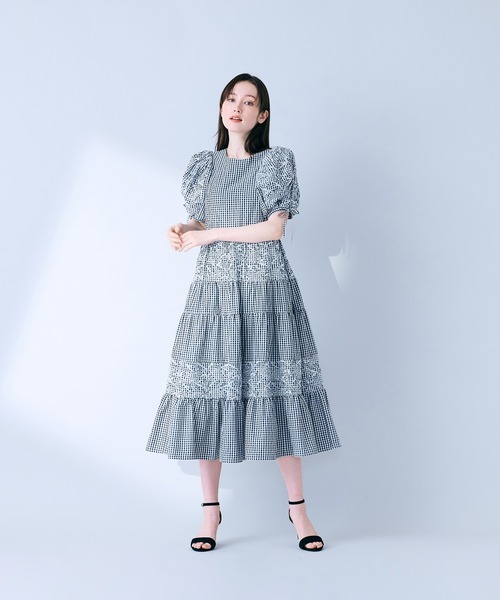 Audie a Muses(オーディアミューズ)の「フラワー刺繍ティアードワンピース(ワンピース・レディース・ブラック/ブルー・36/38/42)」の21枚目の写真