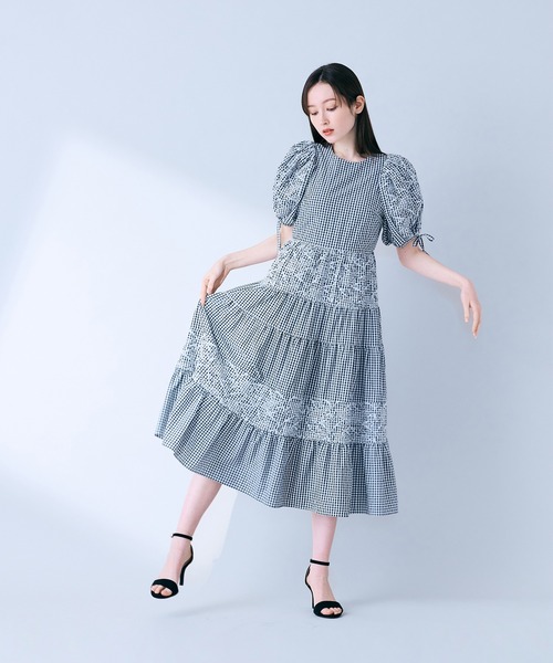 Audie a Muses(オーディアミューズ)の「フラワー刺繍ティアードワンピース(ワンピース・レディース・ブラック/ブルー・36/38/42)」の22枚目の写真