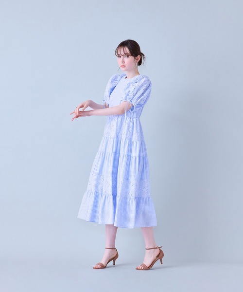 Audie a Muses(オーディアミューズ)の「フラワー刺繍ティアードワンピース(ワンピース・レディース・ブラック/ブルー・36/38/42)」の5枚目の写真