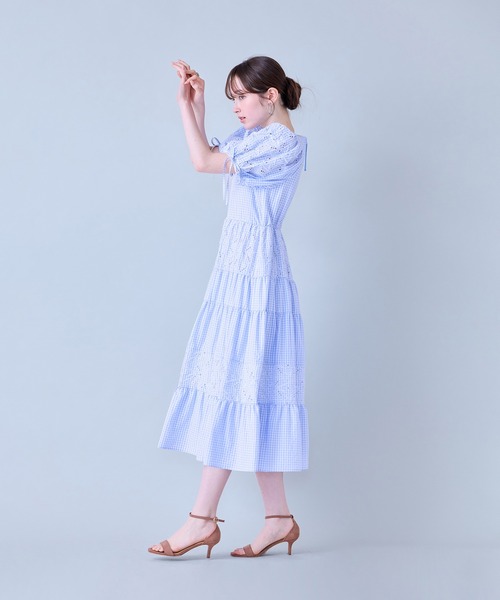 Audie a Muses(オーディアミューズ)の「フラワー刺繍ティアードワンピース(ワンピース・レディース・ブラック/ブルー・36/38/42)」の6枚目の写真