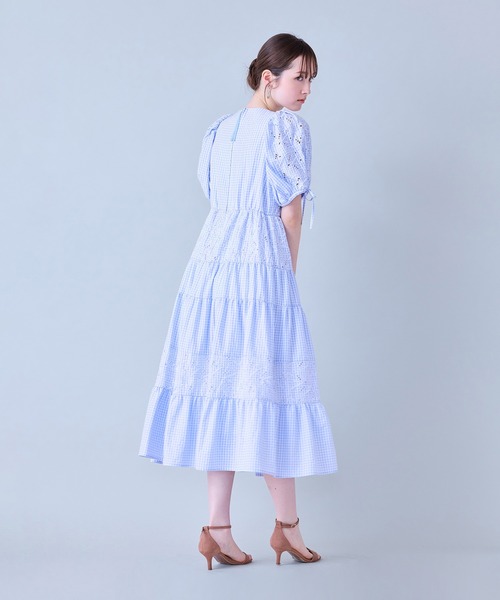 Audie a Muses(オーディアミューズ)の「フラワー刺繍ティアードワンピース(ワンピース・レディース・ブラック/ブルー・36/38/42)」の3枚目の写真