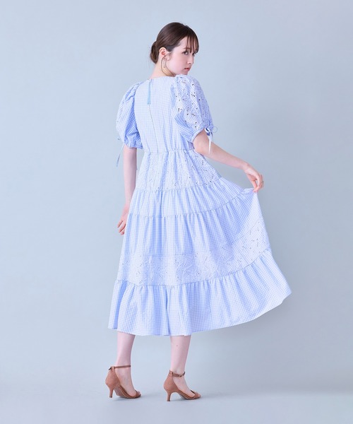 Audie a Muses(オーディアミューズ)の「フラワー刺繍ティアードワンピース(ワンピース・レディース・ブラック/ブルー・36/38/42)」の4枚目の写真