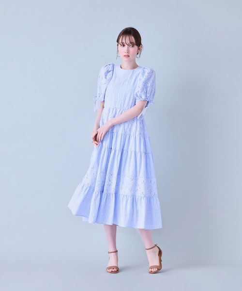 Audie a Muses(オーディアミューズ)の「フラワー刺繍ティアードワンピース(ワンピース・レディース・ブラック/ブルー・36/38/42)」の7枚目の写真