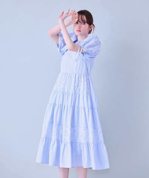 Audie a Muses(オーディアミューズ)の「フラワー刺繍ティアードワンピース(ワンピース・レディース・ブラック/ブルー・36/38/42)」の8枚目の写真