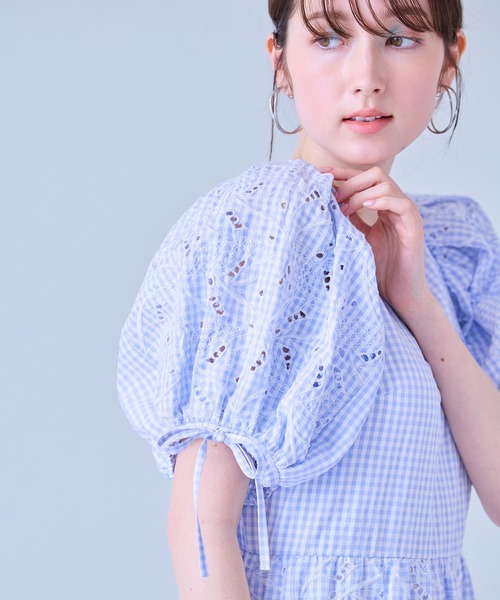 Audie a Muses(オーディアミューズ)の「フラワー刺繍ティアードワンピース(ワンピース・レディース・ブラック/ブルー・36/38/42)」の9枚目の写真