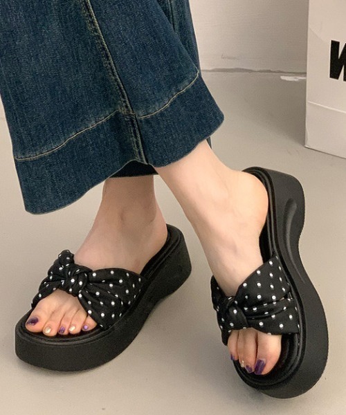 Teem Store(チームストア)の「【厚底】【ドット柄】クロスベルトサンダル 3色展開(サンダル・レディース・ブラック/ピンク/アイボリー・L/M)」の2枚目の写真