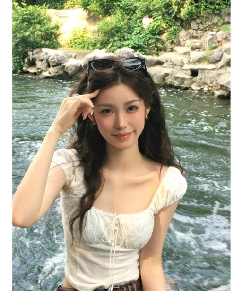 Ritzy(リッツィー)の「レースアップ パフスリーブ U ネックカットソートップス(Tシャツ/カットソー・レディース・ホワイト・M)」の1枚目の写真