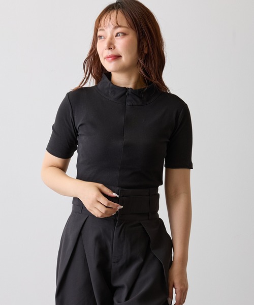 H.TOKYO(エイチトウキョウ)の「ハイネックジップアップハーフスリーブトップス(Tシャツ/カットソー・レディース・ブラック/ホワイト・SMALL/MEDIUM/LARGE)」の2枚目の写真