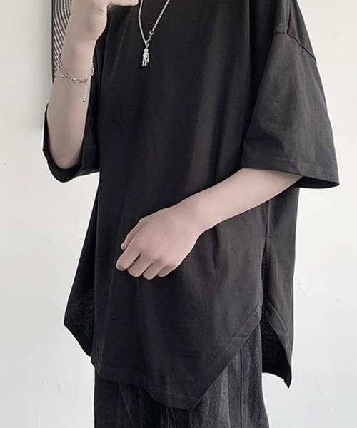KELVIN(ケルヴァン)の「Side Slit Asymmetric Hem Oversized Tee サイドスリット アシンメトリーヘム オーバーサイズTシャツ(Tシャツ/カットソー・メンズ・ブラック/ホワイト・MEDIUM/LARGE)」の1枚目の写真