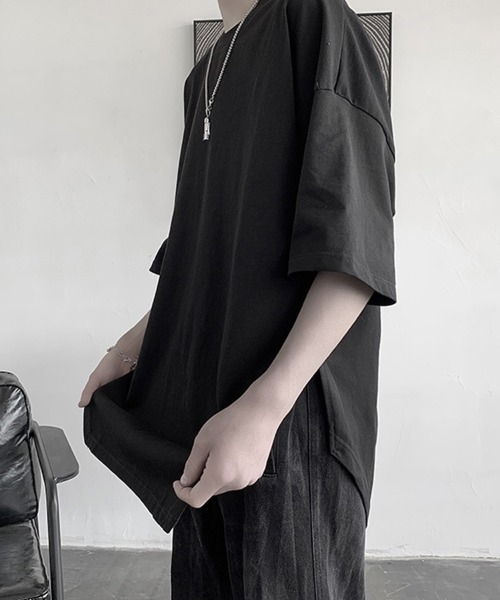 KELVIN(ケルヴァン)の「Side Slit Asymmetric Hem Oversized Tee サイドスリット アシンメトリーヘム オーバーサイズTシャツ(Tシャツ/カットソー・メンズ・ブラック/ホワイト・MEDIUM/LARGE)」の4枚目の写真