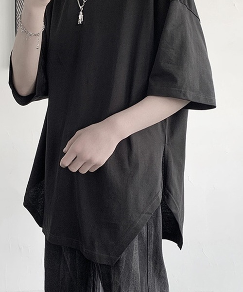 KELVIN(ケルヴァン)の「Side Slit Asymmetric Hem Oversized Tee サイドスリット アシンメトリーヘム オーバーサイズTシャツ(Tシャツ/カットソー・メンズ・ブラック/ホワイト・MEDIUM/LARGE)」の5枚目の写真