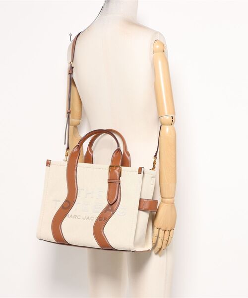 MARC JACOBS(マークジェイコブス)の「【NEW】THE WAVY CANVAS MEDIUM TOTE BAG/ウェイビー キャンバス ミディアム トートバッグ(ショルダーバッグ・レディース・ベージュ系その他・ONE SIZE)」の12枚目の写真