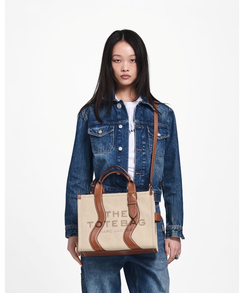 MARC JACOBS(マークジェイコブス)の「【NEW】THE WAVY CANVAS MEDIUM TOTE BAG/ウェイビー キャンバス ミディアム トートバッグ(ショルダーバッグ・レディース・ベージュ系その他・ONE SIZE)」の2枚目の写真