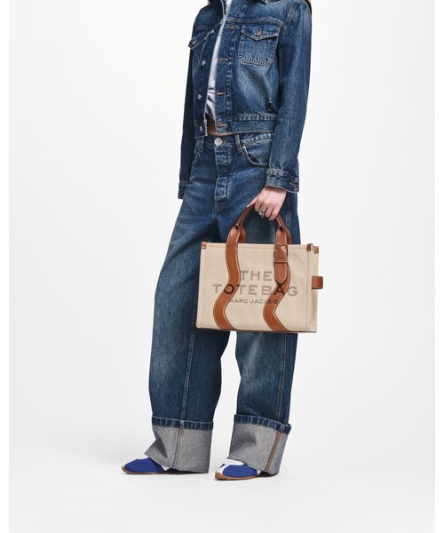 MARC JACOBS(マークジェイコブス)の「【NEW】THE WAVY CANVAS MEDIUM TOTE BAG/ウェイビー キャンバス ミディアム トートバッグ(ショルダーバッグ・レディース・ベージュ系その他・ONE SIZE)」の8枚目の写真