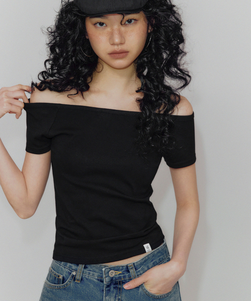 TWEE(トゥウィー)の「ベルボ ベーシック オフショルダー 半袖Tシャツ(Tシャツ/カットソー・レディース・アイボリー/ブラック/グレー・SMALL/MEDIUM)」の5枚目の写真