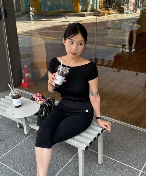 TWEE(トゥウィー)の「ベルボ ベーシック オフショルダー 半袖Tシャツ(Tシャツ/カットソー・レディース・アイボリー/ブラック/グレー・SMALL/MEDIUM)」の7枚目の写真