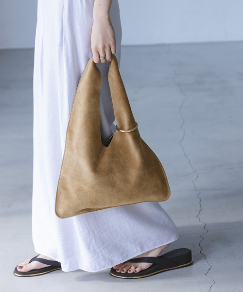 AULENTTI(オウレンティ)の「《NOBLE別注》AULENTTI/オウレンティ スウェードワンハンドルBAG(ショルダーバッグ・レディース・ベージュ/ブラウン・FREE)」の9枚目の写真