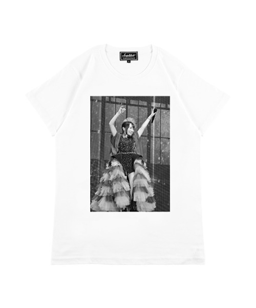 MEDICOM TOY(メディコムトイ)の「Amplifier “水樹奈々” TEE Design - A(Tシャツ/カットソー・メンズ・ホワイト/ブラック・SMALL/MEDIUM/LARGE/X-LARGE)」の1枚目の写真