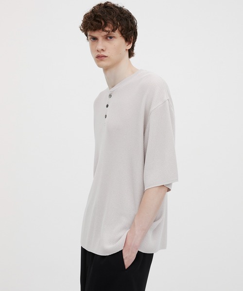UNITED TOKYO(ユナイテッドトウキョウ)の「【MADE IN JAPAN】18Gコンパクトコットン ワッフルヘンリーTシャツ |通気性/吸水性/伸縮性/軽量性/夏服/べた付き防止(Tシャツ/カットソー・メンズ・ネイビー/ブラック/ライトグレー・1/2)」の2枚目の写真