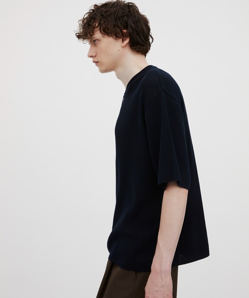 UNITED TOKYO(ユナイテッドトウキョウ)の「【MADE IN JAPAN】18Gコンパクトコットン ワッフルヘンリーTシャツ |通気性/吸水性/伸縮性/軽量性/夏服/べた付き防止(Tシャツ/カットソー・メンズ・ネイビー/ブラック/ライトグレー・1/2)」の7枚目の写真