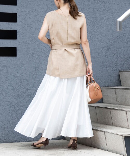 NOLLEY’S(ノーリーズ)の「《セットアップ対応》【BECシリーズ】ウォッシャブルリネンライクベルテッドノースリーブブラウス(ベスト・レディース・ベージュ/ブラック・38)」の20枚目の写真