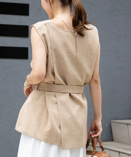 NOLLEY’S(ノーリーズ)の「《セットアップ対応》【BECシリーズ】ウォッシャブルリネンライクベルテッドノースリーブブラウス(ベスト・レディース・ベージュ/ブラック・38)」の21枚目の写真