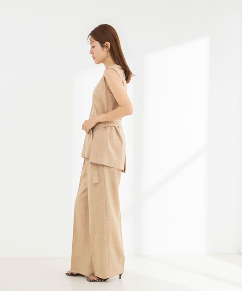 NOLLEY’S(ノーリーズ)の「《セットアップ対応》【BECシリーズ】ウォッシャブルリネンライクベルテッドノースリーブブラウス(ベスト・レディース・ベージュ/ブラック・38)」の16枚目の写真