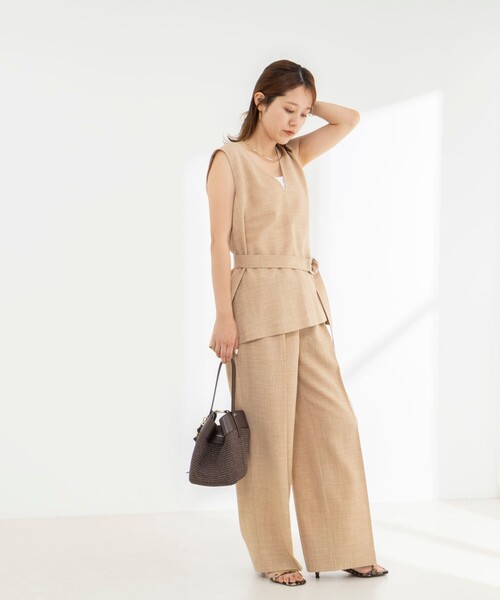 NOLLEY’S(ノーリーズ)の「《セットアップ対応》【BECシリーズ】ウォッシャブルリネンライクベルテッドノースリーブブラウス(ベスト・レディース・ベージュ/ブラック・38)」の18枚目の写真