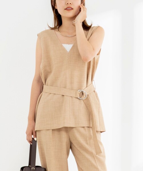 NOLLEY’S(ノーリーズ)の「《セットアップ対応》【BECシリーズ】ウォッシャブルリネンライクベルテッドノースリーブブラウス(ベスト・レディース・ベージュ/ブラック・38)」の11枚目の写真