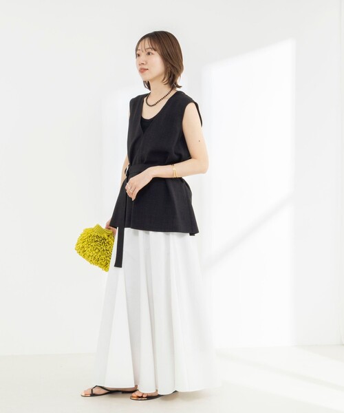 NOLLEY’S(ノーリーズ)の「《セットアップ対応》【BECシリーズ】ウォッシャブルリネンライクベルテッドノースリーブブラウス(ベスト・レディース・ベージュ/ブラック・38)」の7枚目の写真