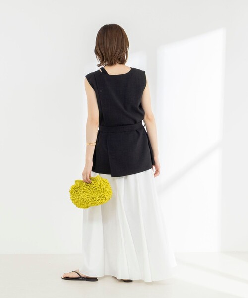 NOLLEY’S(ノーリーズ)の「《セットアップ対応》【BECシリーズ】ウォッシャブルリネンライクベルテッドノースリーブブラウス(ベスト・レディース・ベージュ/ブラック・38)」の6枚目の写真
