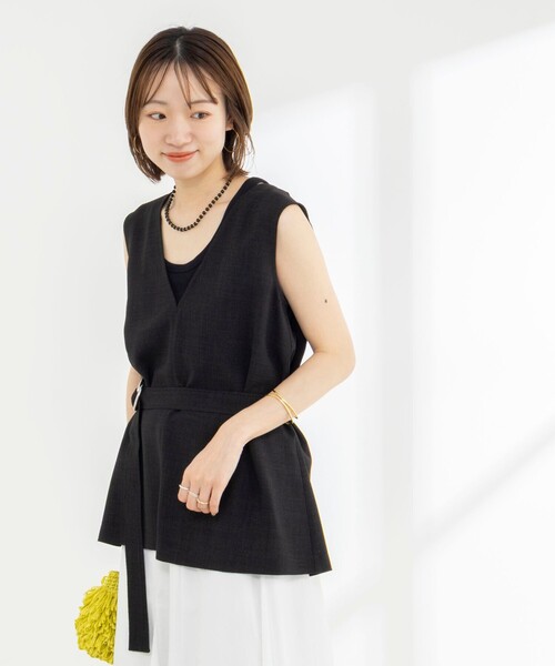 NOLLEY’S(ノーリーズ)の「《セットアップ対応》【BECシリーズ】ウォッシャブルリネンライクベルテッドノースリーブブラウス(ベスト・レディース・ベージュ/ブラック・38)」の4枚目の写真