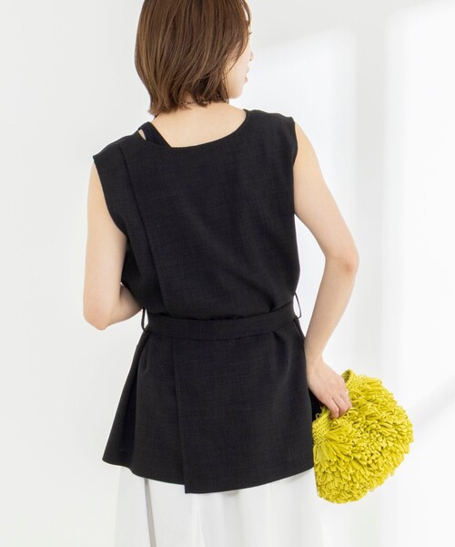 NOLLEY’S(ノーリーズ)の「《セットアップ対応》【BECシリーズ】ウォッシャブルリネンライクベルテッドノースリーブブラウス(ベスト・レディース・ベージュ/ブラック・38)」の3枚目の写真